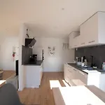 Schoene 54 M², Zentrumsnah, Kingbett ארפורט