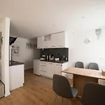 Schoene 54 M², Zentrumsnah, Kingbett דירה